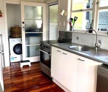 Sunny, fully fenced home - Photo 5