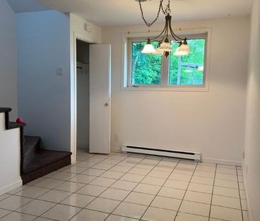 4 1/2 dans triplex Ste-Catherine Jacques Cartier - Photo 2