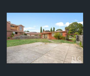 Premium location in the heart of Mount Waverley - Photo 3