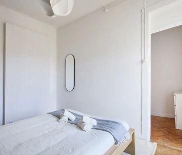 Room in a shared 4-bedroom apartment for rent in Lisbon. - Photo 3