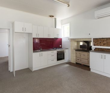 Low-Maintenance, three bedroom home - Photo 6