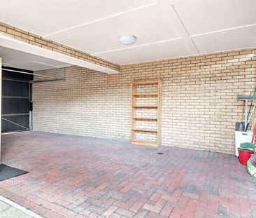 Immaculately presented three to four bedroom house - Photo 6