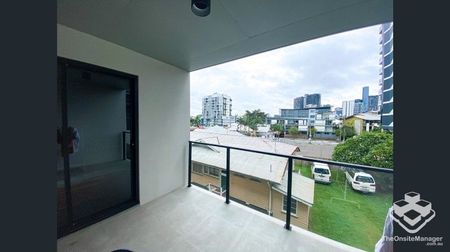 Sophisticate Unfurnished 2 bedroom Apartment - Photo 2