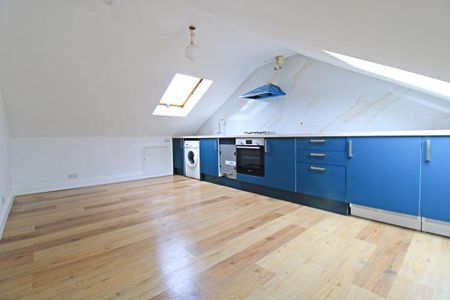 3 bedroom flat to rent - Photo 3