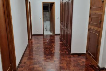 Quarto em apartamento localizado em Benfica