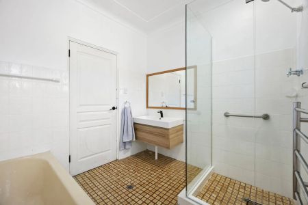 Charming Single Level Home in a Leafy Cul de Sac - Photo 5