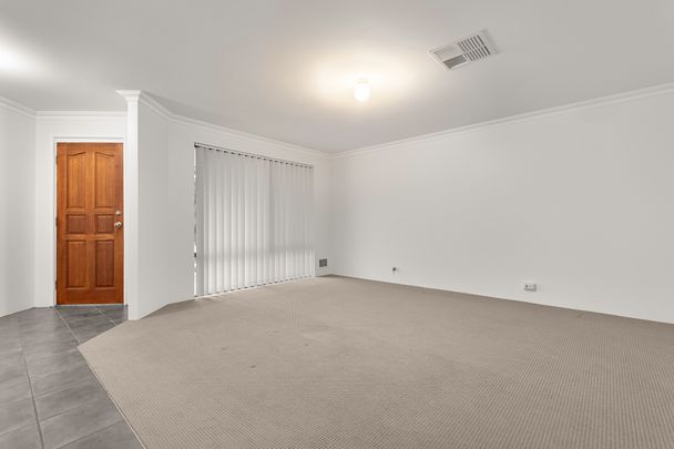 Spacious 4-Bedroom, 2-Bathroom Family Home in Secret Harbour - Photo 1