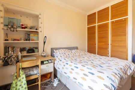 3 bedroom flat to rent - Photo 5