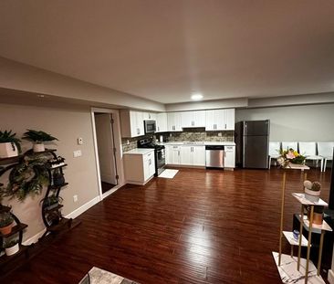 Warm and Welcoming Spacious 3 Bedrooms Suite – White Rock - Photo 4