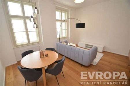 Exkluzivně zařízený byt 2+kk k pronájmu v Rezidenci Karlínské náměstí - Photo 2