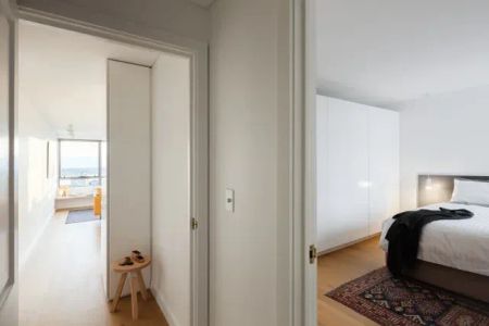 Executive Furnished One Bedroom + Study with Gym, Pool and Panoramic Views - Photo 5