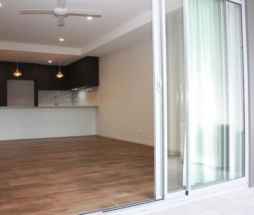 TOP FLOOR LUXURY Unfurnished 2 bed 2 bath 1 Basement Carpark - Photo 2