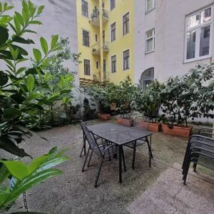 5 room apartment with courtyard terrace (newly renovated) - Photo 3