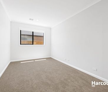 Contemporary Family Living with Premium Features & Multiple Living ... - Photo 5