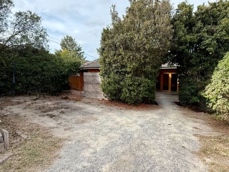 Spacious 3-Bedroom Family Home with Generous Outdoor Space - Photo 4