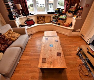 7 bedroom House in Moor Park Drive, Leeds - Photo 4