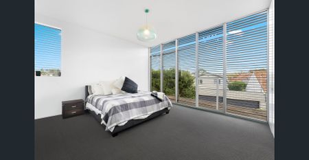 SPACIOUS DESIGNER FAMILY HOME IN QUEENS PARK - Photo 2