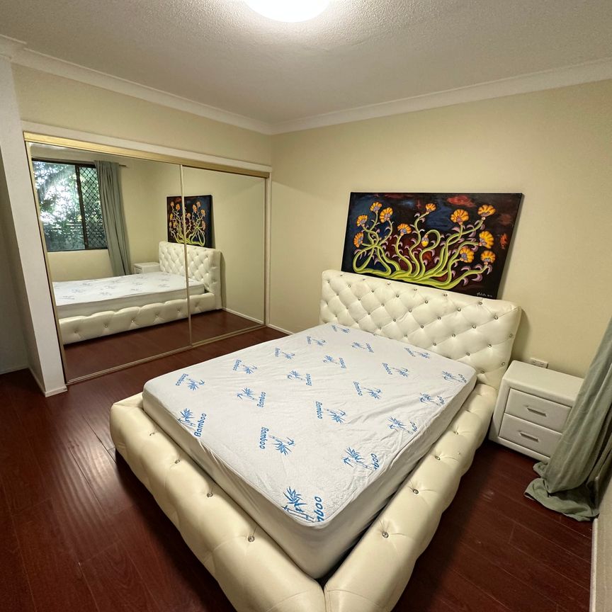 Bundall - Photo 1