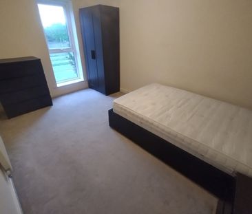 3 Bed Semi-Detached House, Amersham Park Road, M6 - Photo 3