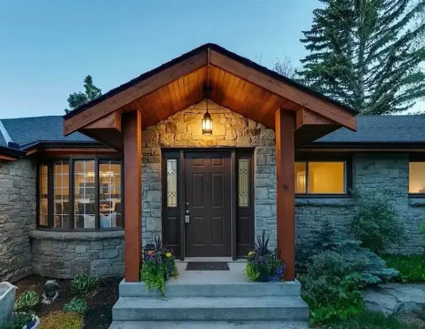 DESIREABLE INNER CITY 3050+ SQFT BUNGALOW RENTAL IN GLENDALE!! | Calgary - Photo 1