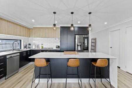 Absolutely Stunning home in the sought after Richmond Hills - Photo 3