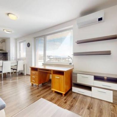 RentHub | Priestranný 2,5-izb. byt s walk-in šatníkom | parkovanie | - Photo 1