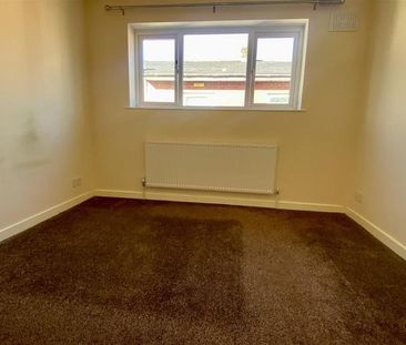 3 bedroom flat to rent - Photo 4