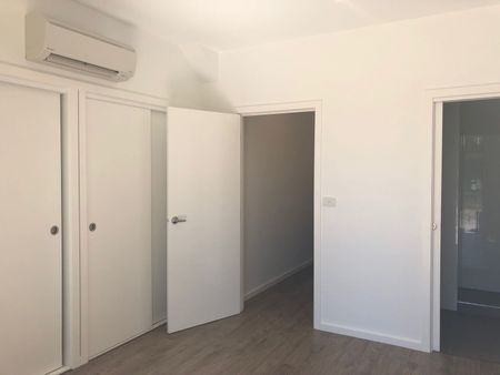 Modern Unfurnished Townhouse for Rent in Yarraville! - Photo 2