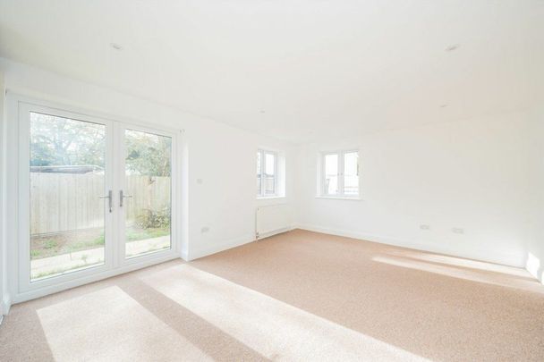 Kavsan Place, Cranford, TW5 - Photo 1