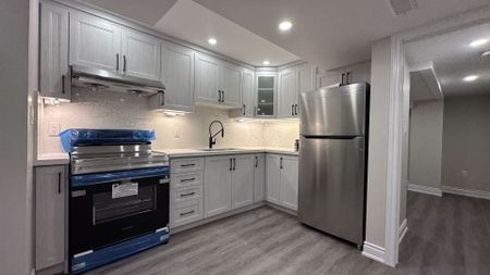 For Lease - 12 Trailbank Gardens, Hamilton, Ontario - Photo 2