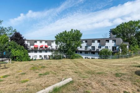 Laurentian - Photo 2