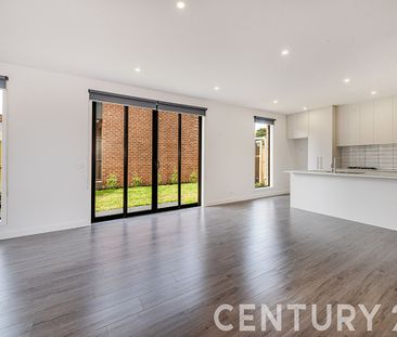 Modern Spacious Townhouse - Photo 2