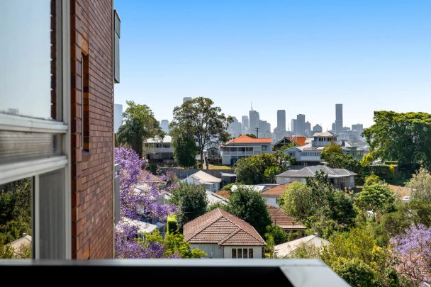 Light-Filled Greenslopes Apartment Offering Comfort and Convenience - Photo 1