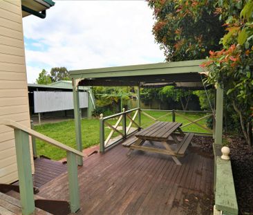 FAMILY HOME WITH GREAT GARAGING - Photo 5
