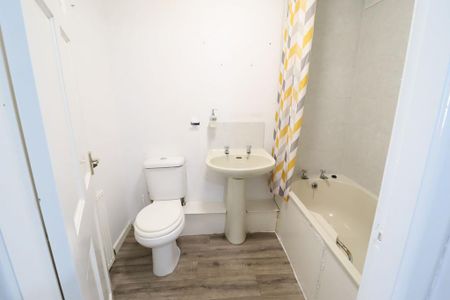 2 bedroom end of terrace house to rent - Photo 2
