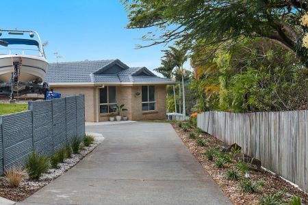 Located up private driveway - Photo 3