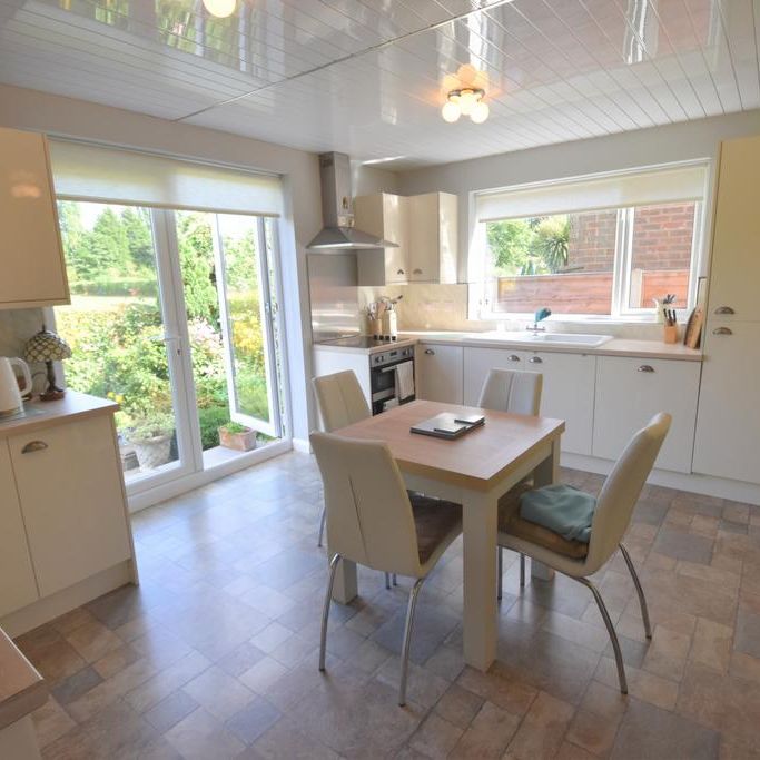 2 bedroom detached bungalow to rent - Photo 1