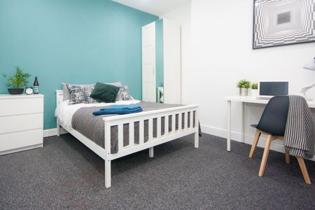 3 Bed Semi-Detached House, Haddon Street, M6 - Photo 2