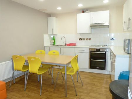 1 bedroom in a house share to rent - Photo 2