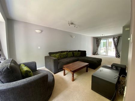 4 bedroom House To Let - Photo 3