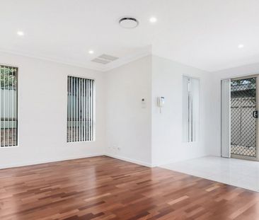 Stylish Three-Bedroom Townhouse with Private Courtyard - Photo 1