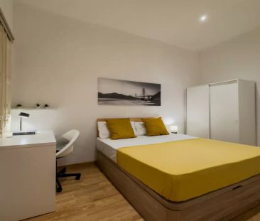 Double bed in Room in a shared 3-bedroom apartment for rent in Coll... - Photo 1