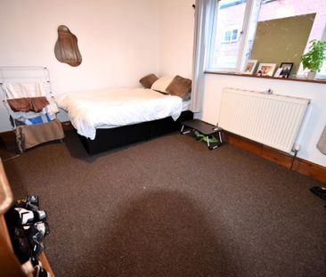 6 bedroom House in Manor Drive, Leeds - Photo 6