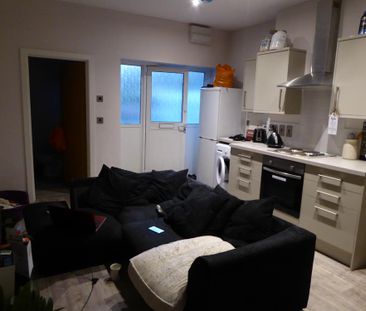 Available 2 Bed Flat - Ground Floor - Photo 6