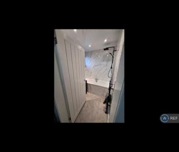 3 bedroom flat to rent - Photo 6