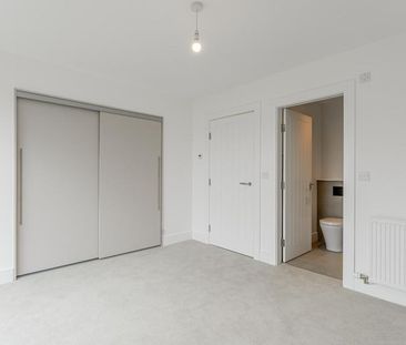 4 bedroom semi-detached house to rent - Photo 6