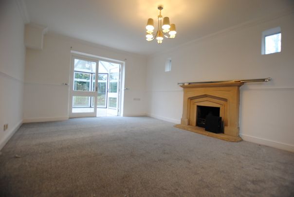 Robin Hood Lane, Chatham, London - Photo 1