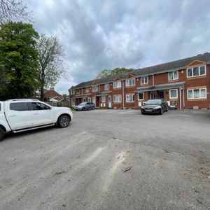 2 bed Flat - To Let - Photo 2