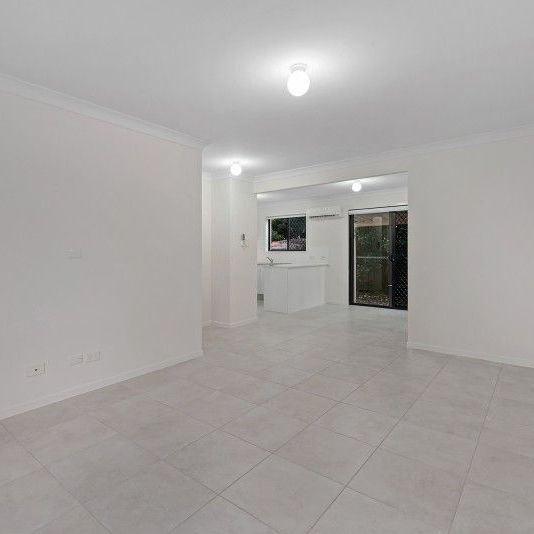 Spacious Townhouse in Quiet Location with Pool Access! - Photo 1