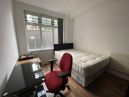 4 Bed - Flat 5, 1-9 Regent Rd, Leicester, - Photo 3